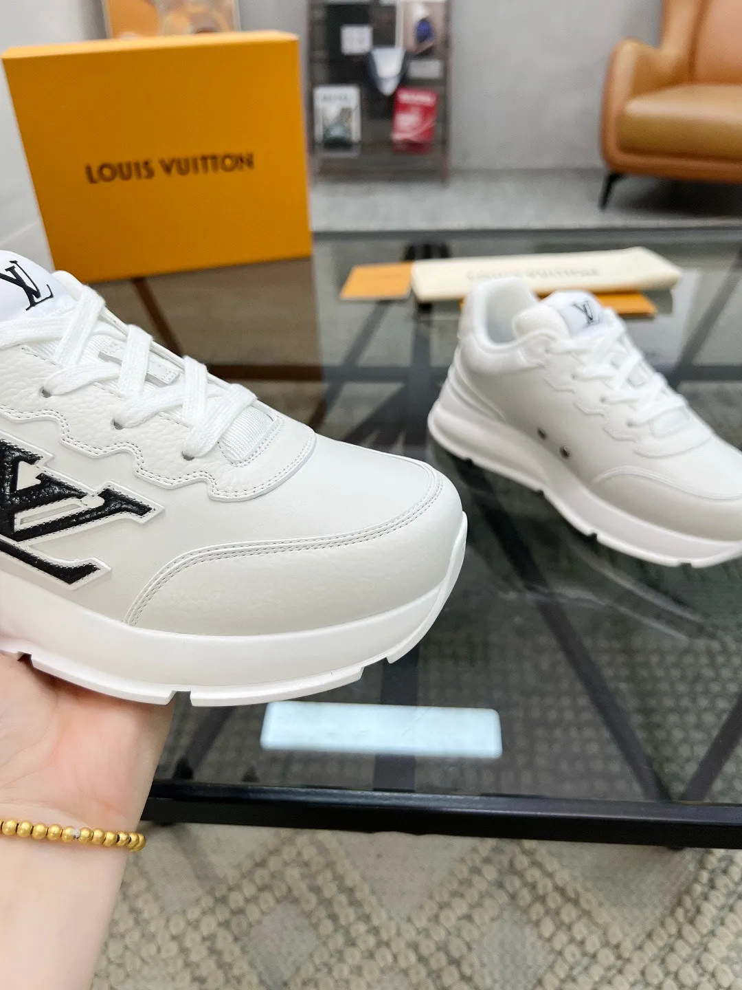 Factory price: 460💰Lv🔍Top purchasing agent🇮🇹 Road The most popular sports shoes for street men are available at the same counter. The uppers are imported cowhide fabrics from Italy, high-quality spliced colorful and complex handicrafts, imported comfortable mesh linings, soles: original soles specially provided by the original factory, T men's men's shoes 💰U foam exclusive movable molded soles are super comfortable, original factory and single goods, 🔍🔍high quality, you can enter and exit the counter at will, welcome to compare, code number 38-44, (45 customized)